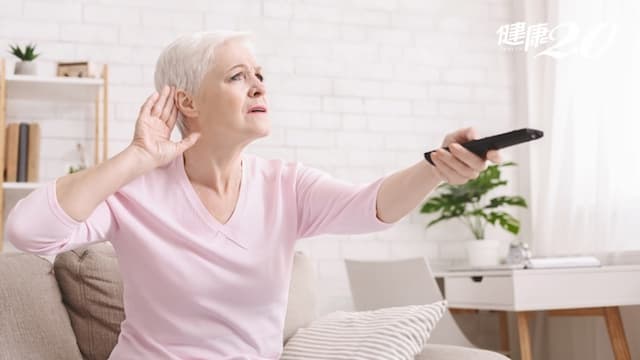 看電視越開越大聲？聽力變差易失智、焦慮、憂鬱、跌倒