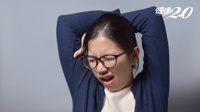 伸懶腰竟卡住？出現這些徵兆，當心椎間盤突出！