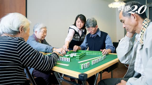 別把失智長輩關在家…「輔助療法」活腦動四肢、延緩病程