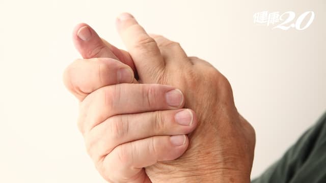 手部痠痛到不行？竟是缺乏維生素Ｃ、Ｄ！補充多少才夠？