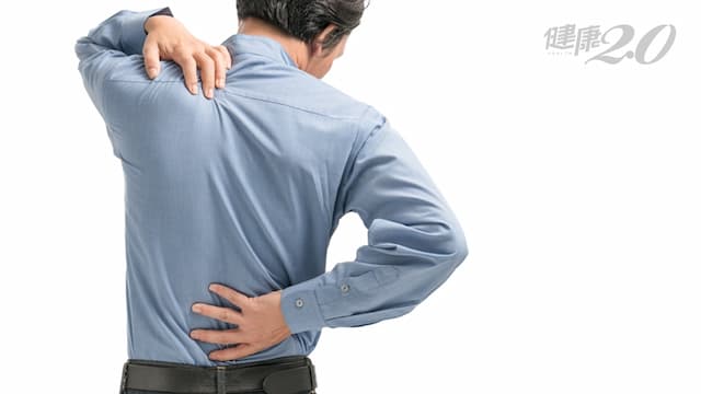他腰痠背痛一個月，檢查竟是「晚期攝護腺癌」！醫師提醒１件事