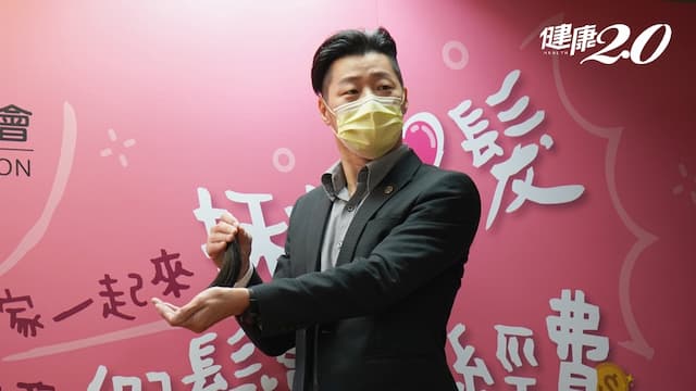 立委林昶佐為癌友剪下24年招牌長髮 想捐髮需具備2條件
