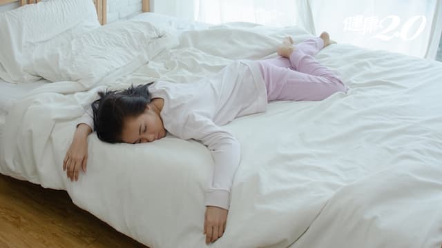 睡覺經常翻身 恐是睡眠呼吸中止症！「整晚側睡」不再打呼了
