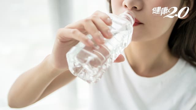「長夏」濕氣重 喝水方式錯了小心水腫！3穴位幫身體除濕/regimen/324964