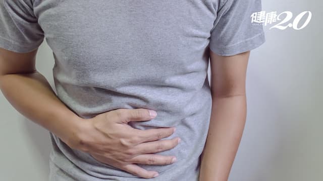 肚子悶悶的又頻尿 恐是大腸憩室炎！年紀越大越要維持2個好習慣