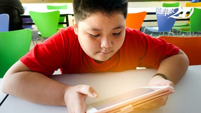 小時候胖真的就是胖！他從小白白肉肉，15歲檢出「第2型糖尿病」