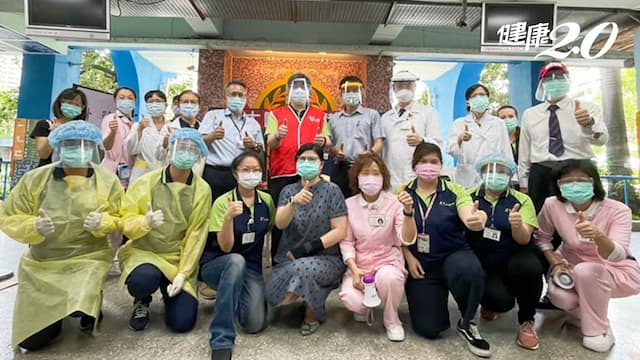 愛在疫起時／台大醫護自願加班！北護分院「西門町式」打法 長輩焦慮來打新冠疫苗、帶著笑容開心回家