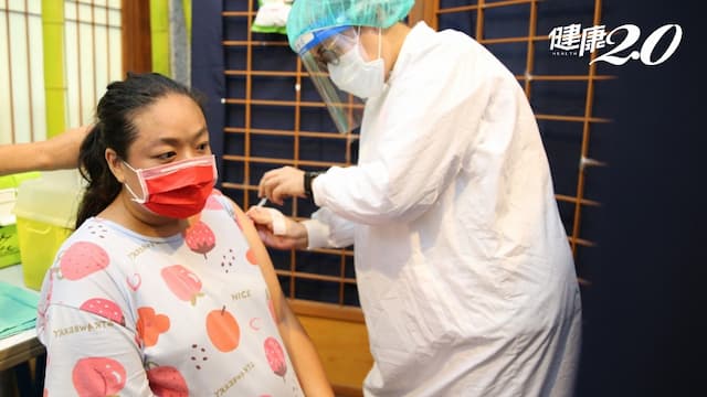 花蓮慈濟守護孕媽咪，幫百位施打莫德納 還有診所為媽咪先產檢再打疫苗保心安