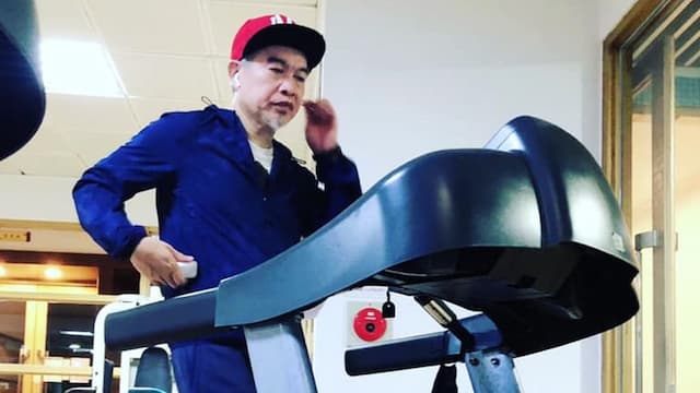 藝人康康才驚傳差點中風，又發生石頭卡輸尿管！ 醫：40-60歲男女，夏天超容易！
