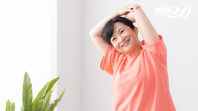 6旬婦逆轉骨質疏鬆症！停經做對5招預防骨質疏鬆 骨鬆有哪些徵兆？