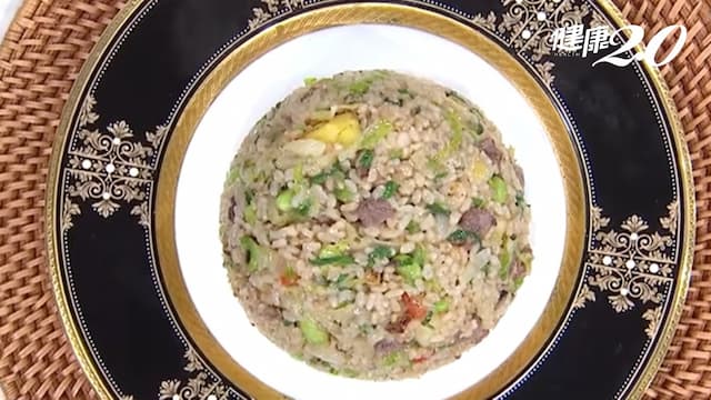 食譜／幫助身體抗發炎！糙米含鋅，大蒜增加鋅吸收率－鳳梨腐乳牛肉糙米炒飯