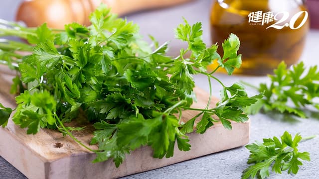 吃香菜補鈣、防骨質疏鬆！醫點名1種人當心傷腎
