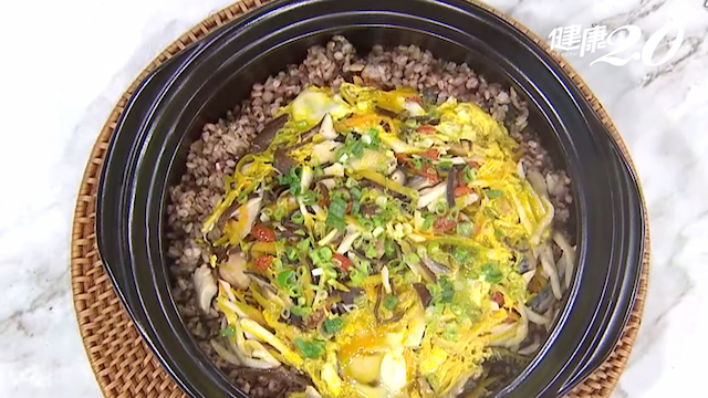 食譜／擊退膽固醇！避免「高熱量、高油脂」高纖食物降低膽固醇吸收－鯖魚菌菇燕麥飯