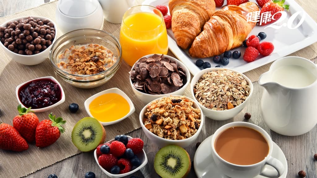早餐吃什麼最好？早餐一定要一大早吃嗎？台大營養專家推薦早餐必吃食物