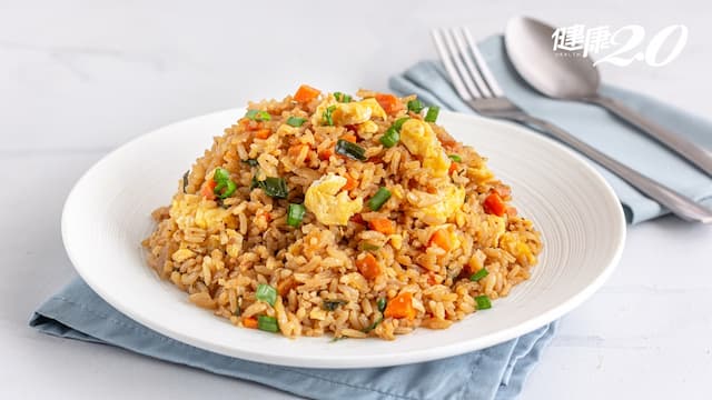 老夫婦吃隔夜蛋炒飯1死1休克！撒生蔥花提高風險 「炒飯症候群」小心中毒