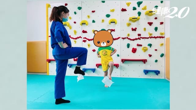 久站腳底痠、腿無力 原來是腳底出問題！腳趾撿衛生紙、醫教3招矯正扁平足
