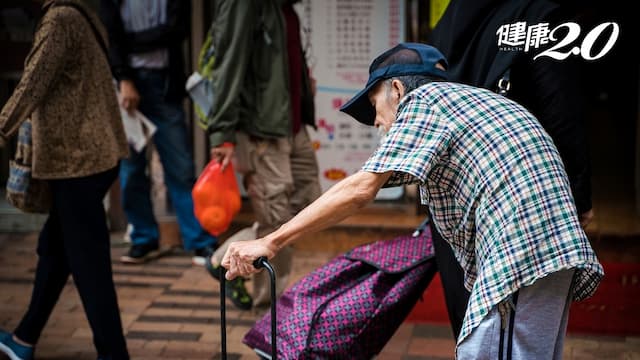 越老會越矮嗎？身高倒退3公分以上恐是「壓力性骨折」！每天花3分鐘靠牆養成健康脊椎