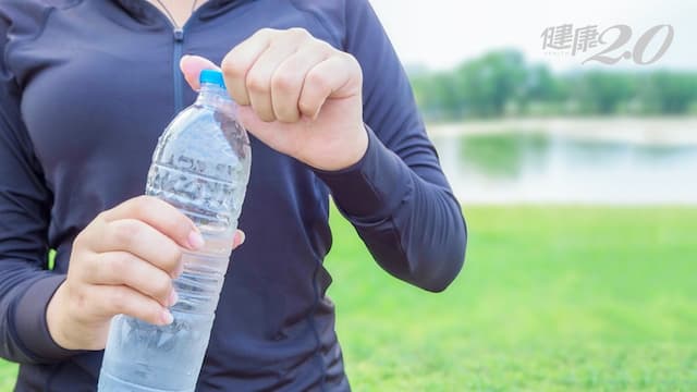 轉瓶蓋無力，你可能有網球肘！沒打網球「3狀況」也會手肘發炎，嚴重到連毛巾都擰不乾