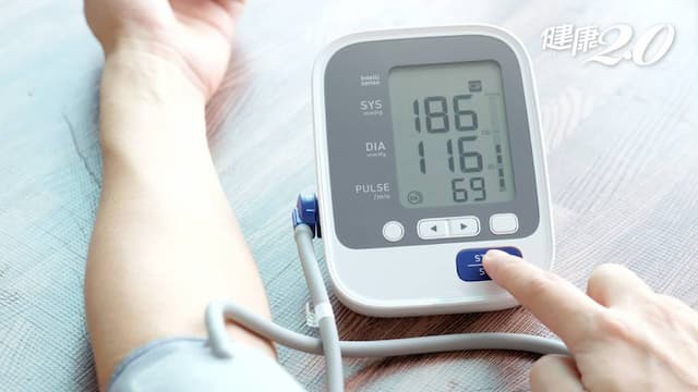 60歲女高血壓都壓不下來 路上昏倒送醫原因竟是「血壓太低」！原來少做1動作惹禍