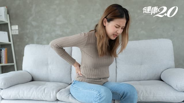 痛到歪腰！年輕人下背腰椎「刺痛到站不直」，小心是腰椎小面關節症候群