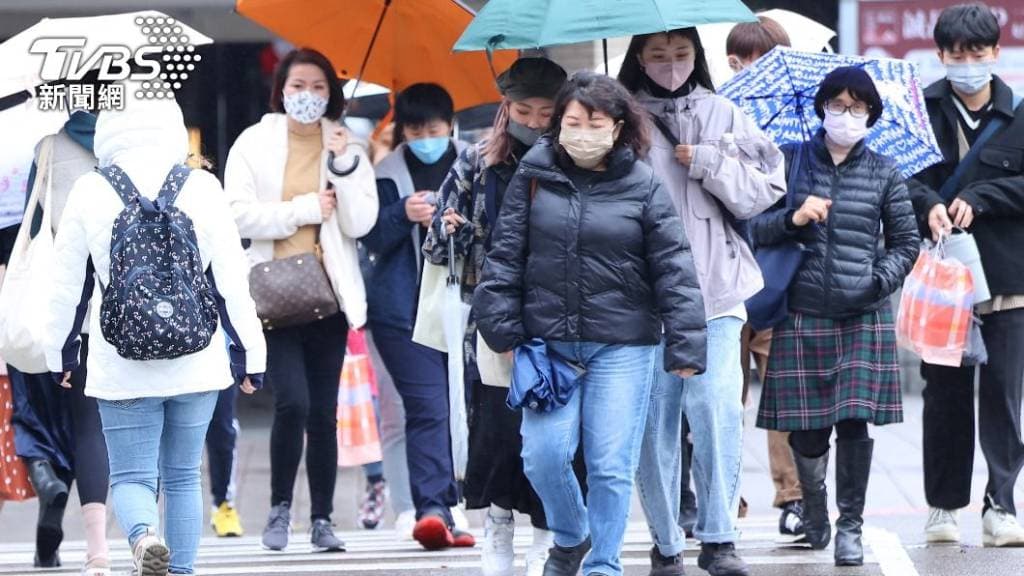 天氣 冷 變天 冬天 外套 雨傘 撐傘