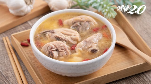 小孩可以吃燒酒雞嗎？湯汁煮滾把酒精蒸發掉就可以了？兒醫揭正確答案
