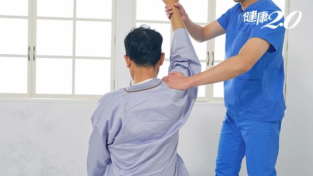 6旬翁中風10年手不能舉！醫師這樣做 讓他手臂、肩膀都能動了