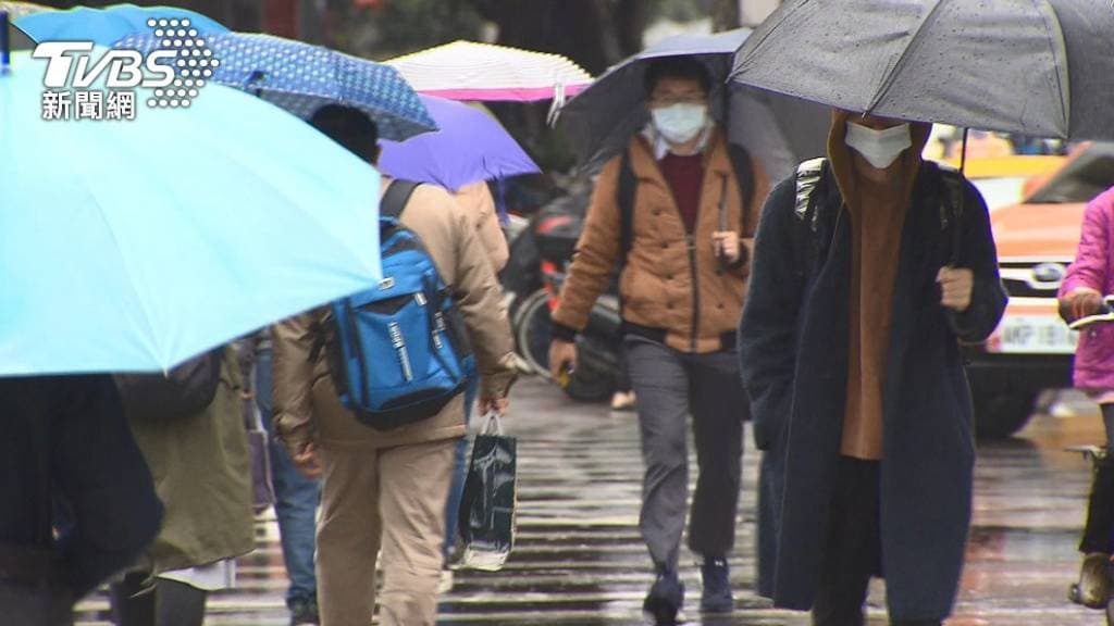 天氣 下雨 天冷 雨傘 撐傘 外套 濕冷