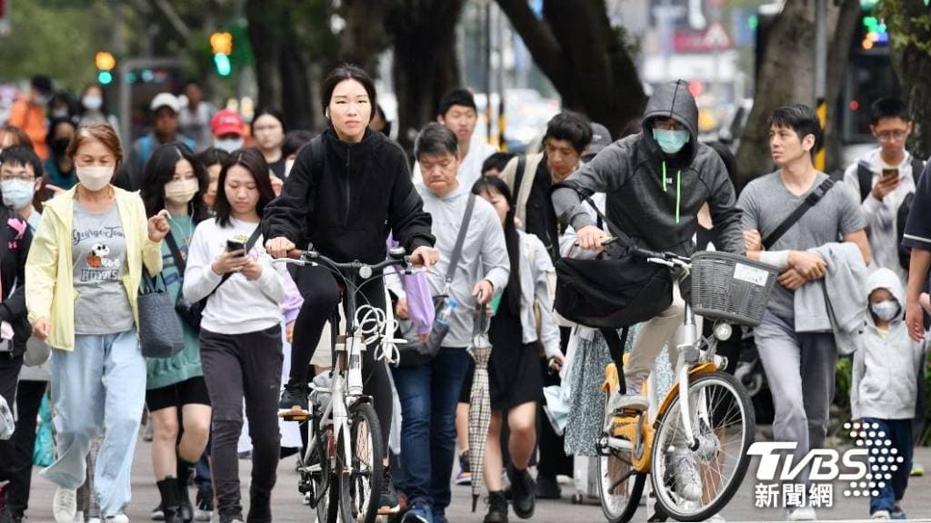 天氣 外套 行人 天氣冷