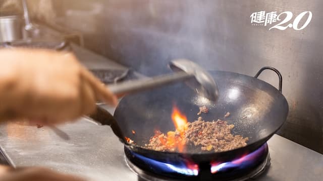 50歲男愛吃熱炒 解黑便竟已胃癌二期！醫：食物1煮法 肉和澱粉都變致癌物/cancer/351741