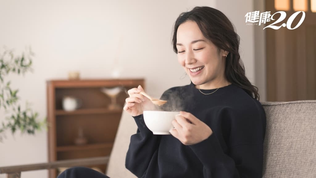 天冷 喝熱湯 熱飲 手拿杯子