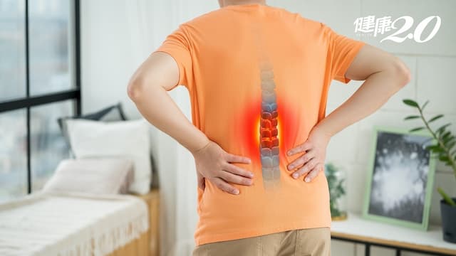 常腰痠腳麻恐是脊椎退化！醫揪出「4種常見姿勢」會害脊椎提早退化、病變