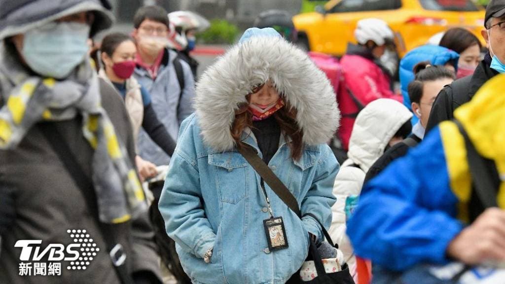 天氣 寒冷 毛外套 寒流 天冷 行人(胡瑞麒攝)