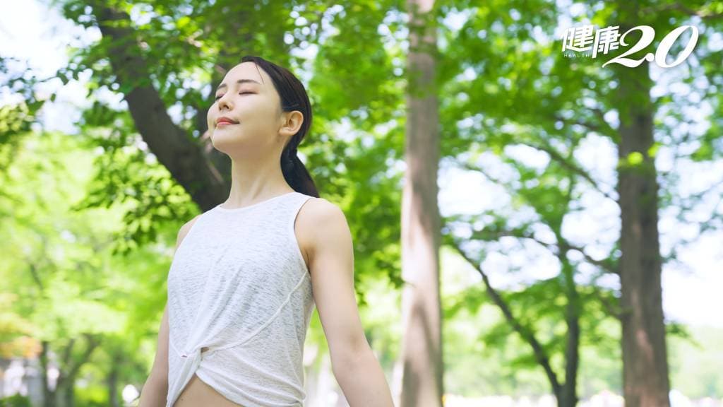 呼吸 大自然 女生 空氣清新 公園 樹林