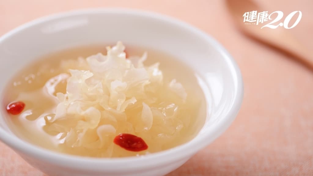 咳嗽吃什麼？2道白木耳料理止咳、緩皮膚癢！白木耳1招煮出濃厚膠質