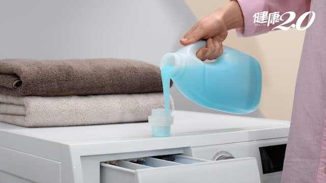 洗衣精、洗衣粉哪個好？醫：洗衣劑殘留對皮膚有3危害 洗衣產品這樣挑才對