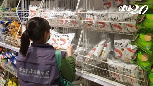 蝦味先香辣口味中標！含致癌物「蘇丹紅」全通路急下架 醫：吃多肝腎恐受損