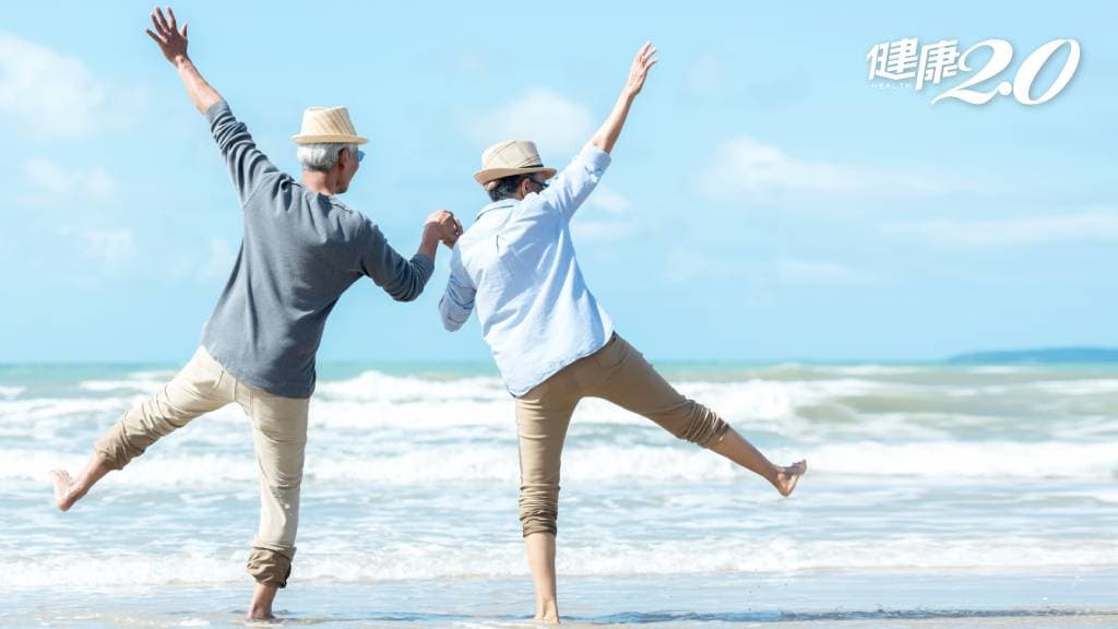 退休生活 海灘 高齡夫婦 老年夫婦 開心 玩水 歡樂