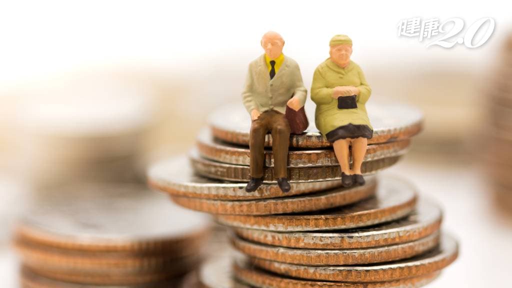 退休金 退休生活 老夫妻 微型人 錢幣 零錢