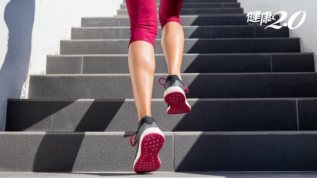 這樣爬樓梯超輕鬆！爬樓梯正確姿勢不傷膝 2動作恐讓膝關節提早退化/exercise/346853