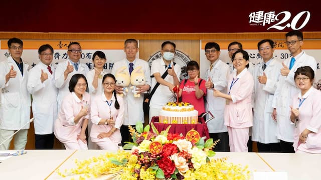 心臟衰竭等不到心臟移植 他裝心室輔助器「續命10年」！正常工作還能出國