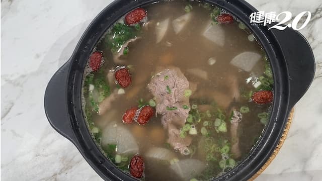 栗子胡椒牛肉湯／善用乾煸黑白胡椒的香氣 帶出牛肉的鮮甜滋味 喝來暖胃護心/recipe/351975