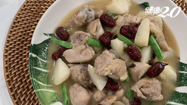 香梨木耳燒雞／水梨燉雞肉滋補潤肺  安撫被咳嗽折騰的身心/recipe/352118