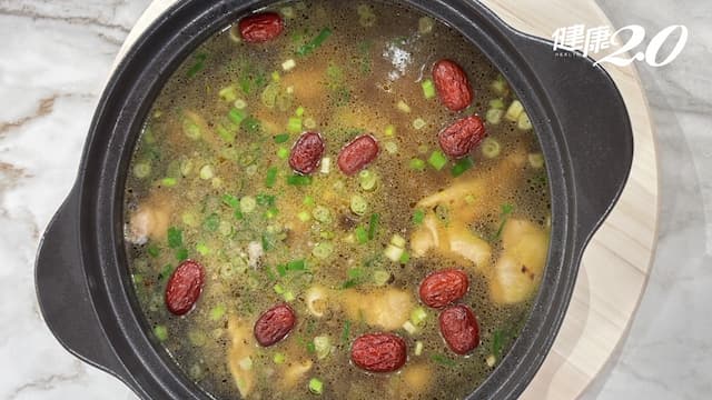 蔥燒首烏雞煲湯／何首烏配搭牛蒡顧腎 喝一碗雞湯暖心暖胃 滿滿正能量！/recipe/352608