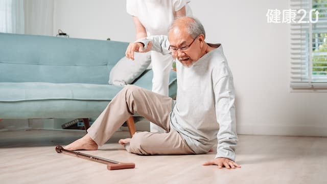 老人練3招能防止跌倒！上半身不用練嗎？物理治療師揭「保命關鍵」/exercise/354340
