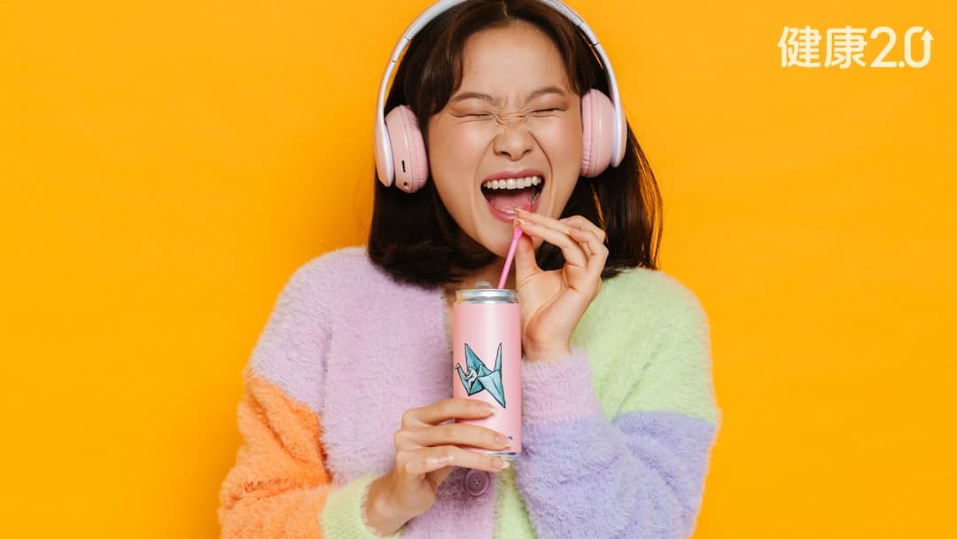 戴耳機-躺平在家-吃喝都靠父母-袋鼠族-南韓