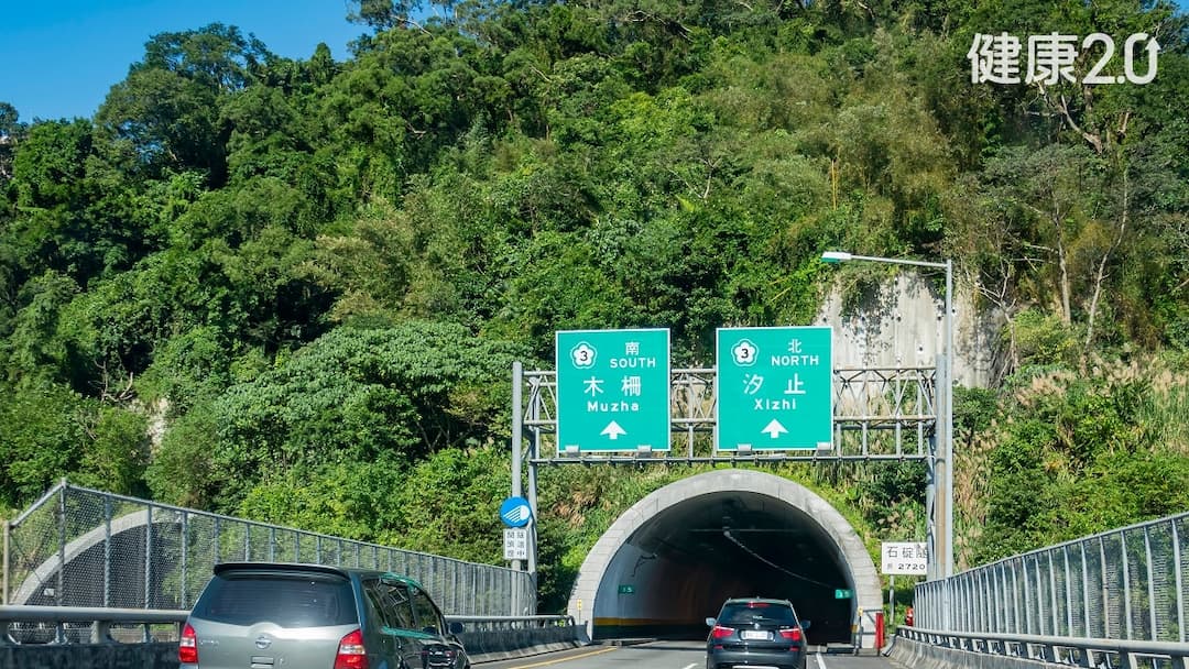 隧道-開燈-舉發-開車