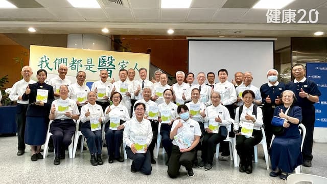 他從癱瘓臥床到能站能走能助人！人醫會義診行醫29年 助貧病苦難重啟人生/medical/354850