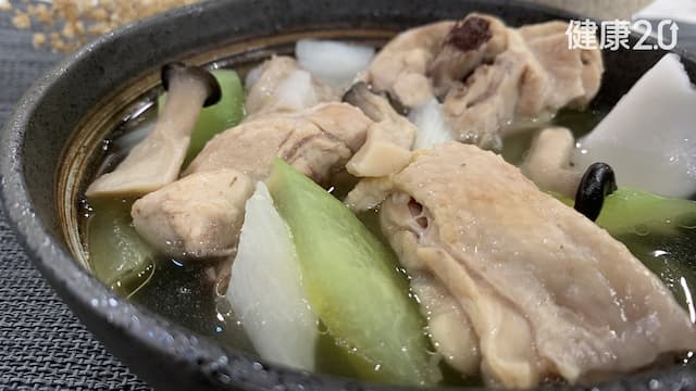 三白椰汁燉雞湯／西瓜皮別浪費！西瓜皮入菜清熱、降發炎 大廚食譜跟著做/review/355023