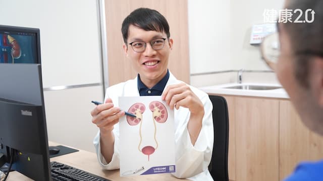 尿液檢查一直「潛血」多喝水也沒用 竟是結石惹禍，震波碎石後還血尿怎麼辦？/strong/355046